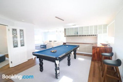 Saltwater Manor - Accommodation Redcliffe 1