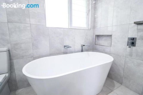 Saltwater Manor - Accommodation Redcliffe 6