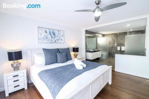 Saltwater Manor - Accommodation Redcliffe 5