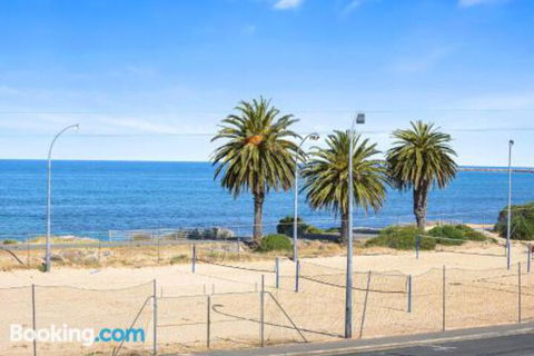 Bayline Beachfront Apartment No 4 - Accommodation Redcliffe 2