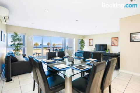 Bayline Beachfront Apartment No 4 - Accommodation Redcliffe 4