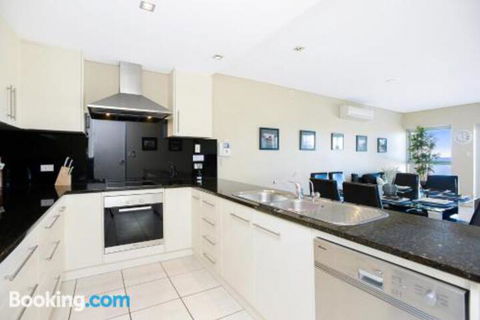 Bayline Beachfront Apartment No 4 - Accommodation Redcliffe 3