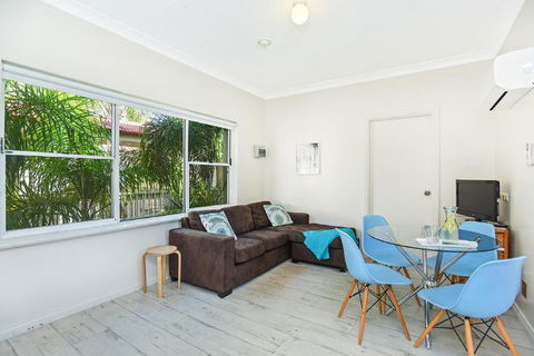 Smugglers Resort Style Apartments No 9 - Accommodation Redcliffe 1