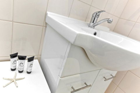 Smugglers Resort Style Apartments No 9 - Accommodation Redcliffe 5