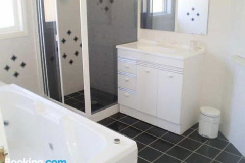 Retreat On Surf Beach - Accommodation Redcliffe 4