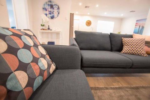 Contemporary â€˜Espritâ€™ With River Reserve Access - Accommodation Redcliffe 5