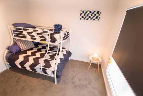 Contemporary â€˜Espritâ€™ With River Reserve Access - Accommodation Redcliffe 4