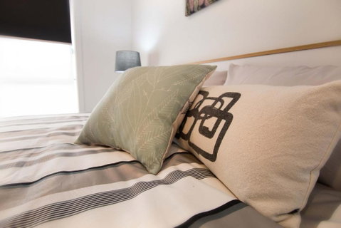 Contemporary â€˜Espritâ€™ With River Reserve Access - Accommodation Redcliffe 2