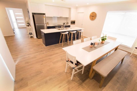 Contemporary â€˜Espritâ€™ With River Reserve Access - Accommodation Redcliffe 3