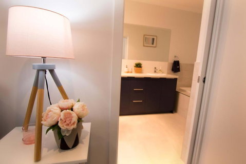 Contemporary â€˜Espritâ€™ With River Reserve Access - Accommodation Redcliffe 1