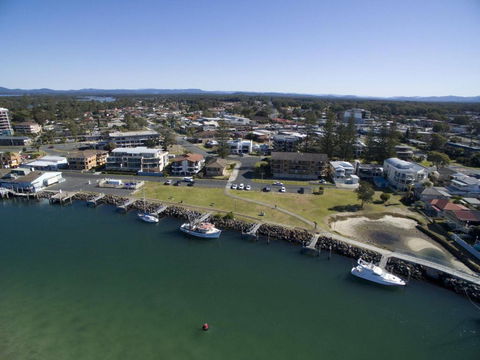 Champagne Court 10 - Accommodation Redcliffe 4