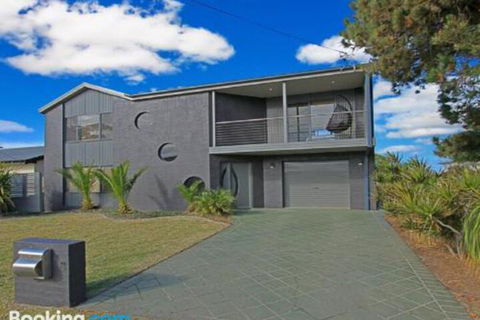 Seaside Escape At Jones Beach Swimming Pool - Accommodation Redcliffe 1