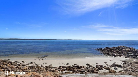 Yacaaba Beautiful Waterfront Location - Accommodation Redcliffe 3