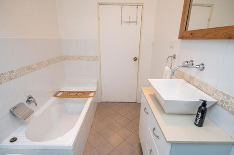 Lords Cottage Charming CBD Home Pet Friendly - Accommodation Redcliffe 4
