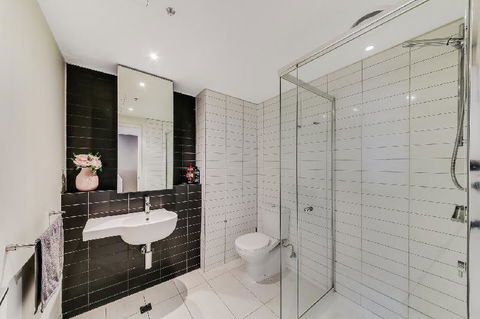 A Modern 2BR CBD Apt City Views FREE Parking - Accommodation Redcliffe 1