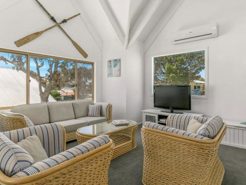 A La Plage - Accommodation Redcliffe 6
