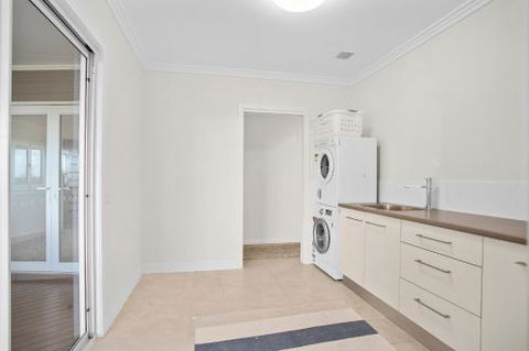 Coastal Retreat - Accommodation Redcliffe 6