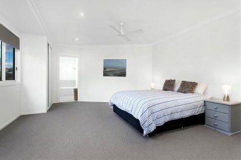 Coastal Retreat - Accommodation Redcliffe 2
