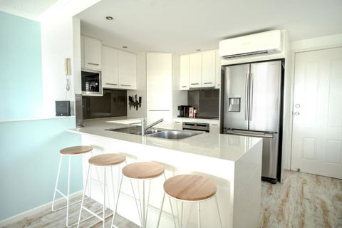 Coolum Beach 3 Level Townhouse Private Rooftop Terrace Spa Overlooking Mount Coolum - Accommodation Redcliffe 3