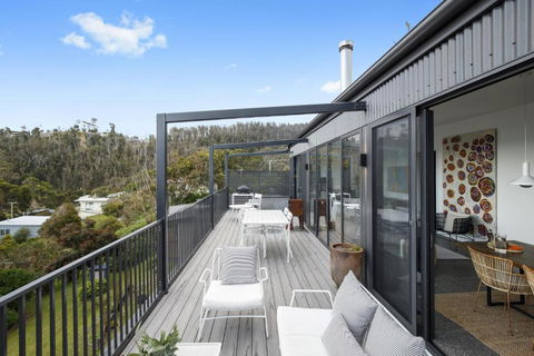 Months & Seasons Momentary Escapes Beach House - Accommodation Redcliffe 2