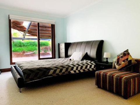 Cellar House - Accommodation Redcliffe 4