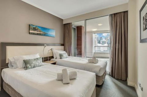 DREAM HARBOUR VIEW 2 BRM / GYM POOL & PARKING - Accommodation Redcliffe 3