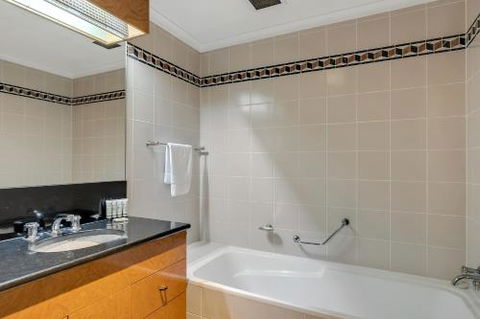 DREAM HARBOUR VIEW 2 BRM / GYM POOL & PARKING - Accommodation Redcliffe 1
