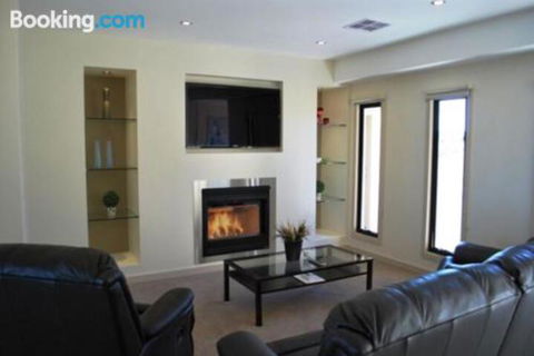 Eagles Nest - Accommodation Redcliffe 0