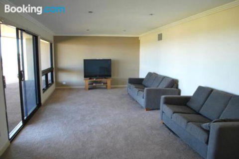 Eagles Nest - Accommodation Redcliffe 1