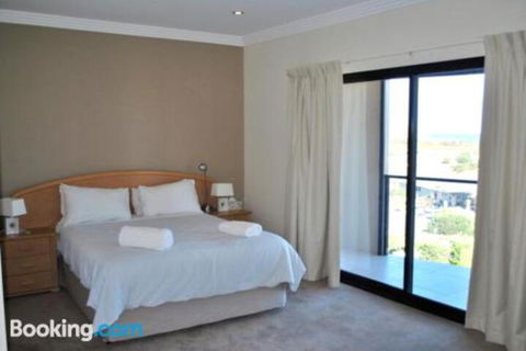Eagles Nest - Accommodation Redcliffe 6