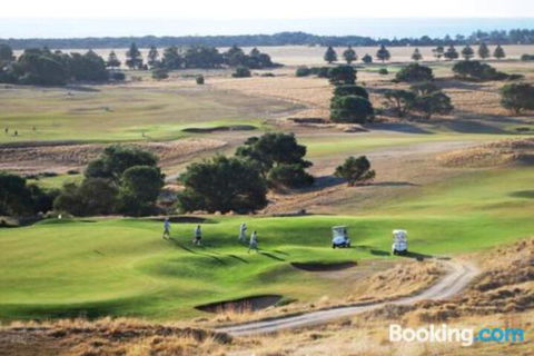 Eagles Nest - Accommodation Redcliffe 3