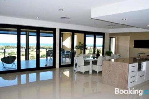 Eagles Nest - Accommodation Redcliffe 4