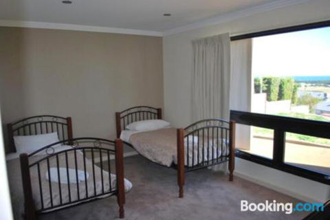 Eagles Nest - Accommodation Redcliffe 2