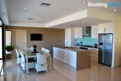 Eagles Nest - Accommodation Redcliffe 5