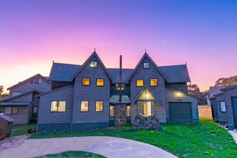 Banjos Chalet Alpine Getaways - Accommodation Redcliffe 0