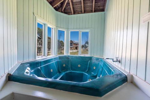 Banjos Chalet Alpine Getaways - Accommodation Redcliffe 3