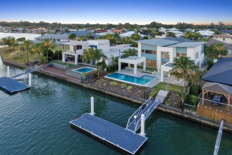 Luxury Canal Front Holiday House Raptor Pde Banksia Beach - Accommodation Redcliffe 1
