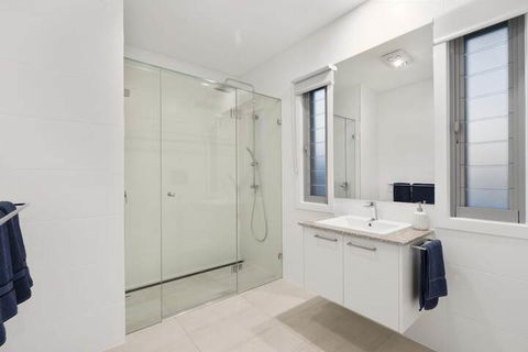 Luxury Canal Front Holiday House Raptor Pde Banksia Beach - Accommodation Redcliffe 4