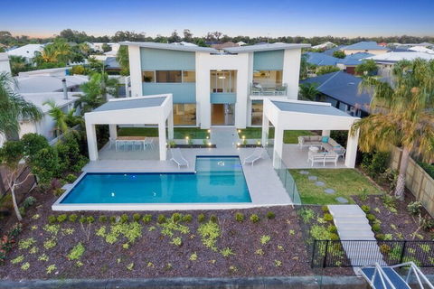 Luxury Canal Front Holiday House Raptor Pde Banksia Beach - Accommodation Redcliffe 2