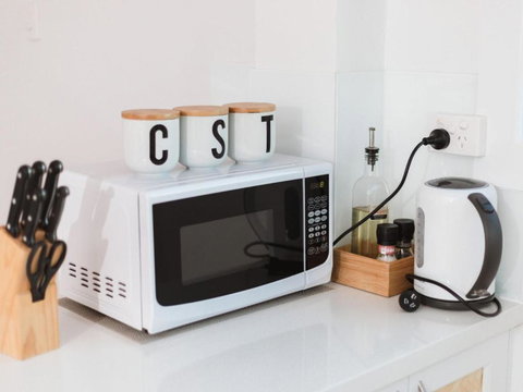 WHITE WAVES 4 ABSOLUTE BEACH FRONT STUDIO HASTINGS POINT - Accommodation Redcliffe 4