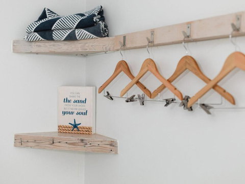 WHITE WAVES 4 ABSOLUTE BEACH FRONT STUDIO HASTINGS POINT - Accommodation Redcliffe 5