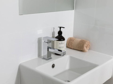 WHITE WAVES 4 ABSOLUTE BEACH FRONT STUDIO HASTINGS POINT - Accommodation Redcliffe 2