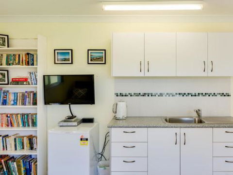Pollys Escape Main House Cottage Vincentia 4pm Check Out Sundays - Accommodation Redcliffe 6