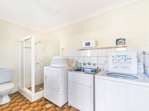 Sandals At The Bay Upstairs Unit Sleeping Six 4pm Check Out Sundays - Accommodation Redcliffe 2