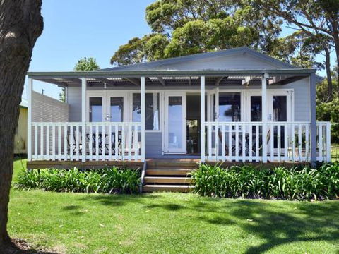 The Waterfront House 4pm Check Out Sundays - Accommodation Redcliffe 0