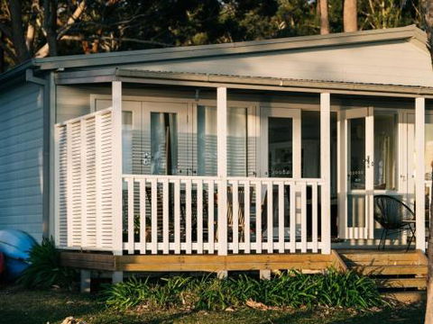 The Waterfront House 4pm Check Out Sundays - Accommodation Redcliffe 5