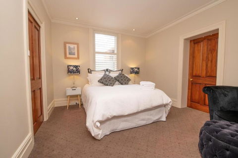 Meltham On March - Accommodation Redcliffe 5