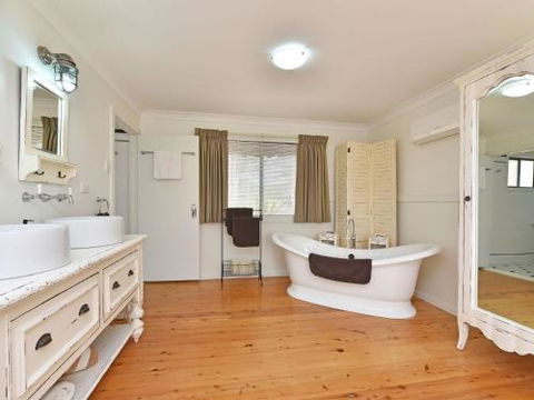 Olive Grove Villa 3 Suite With Large Bath - Accommodation Redcliffe 6