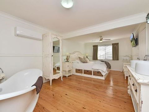 Olive Grove Villa 3 Suite With Large Bath - Accommodation Redcliffe 2