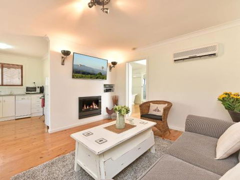 Olive Grove Villa 3 Suite With Large Bath - Accommodation Redcliffe 1